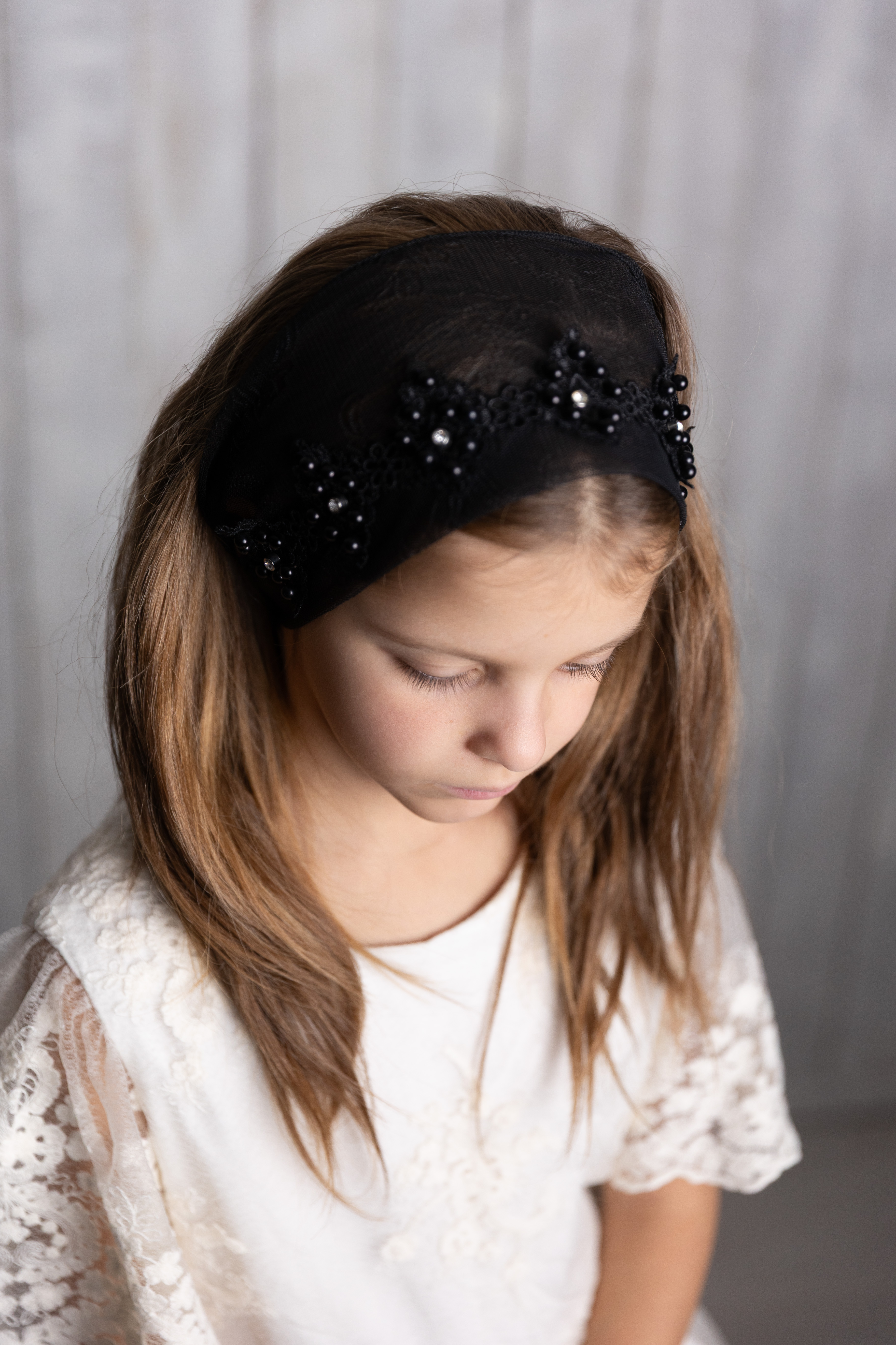 Bentița cu accesorii cusute manual - neagra (1) Bentița cu accesorii cusute manual - neagra (1)